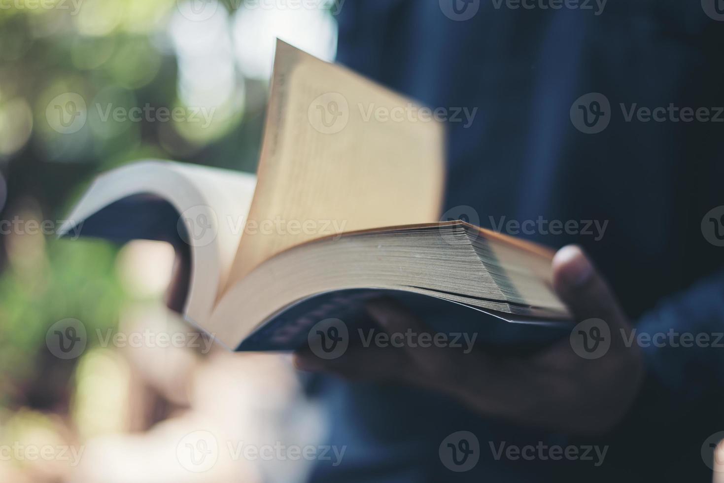 gros plan, de, mains femme, tenue, a, livre lecture photo