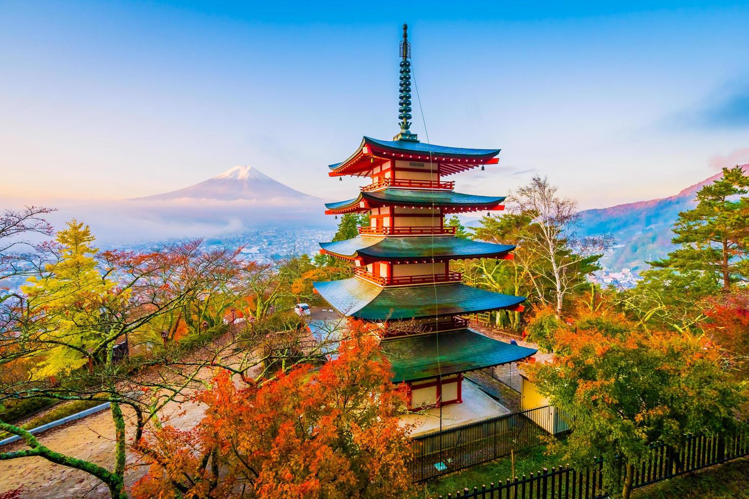 mt. Fuji avec pagode Chureito au Japon en automne photo