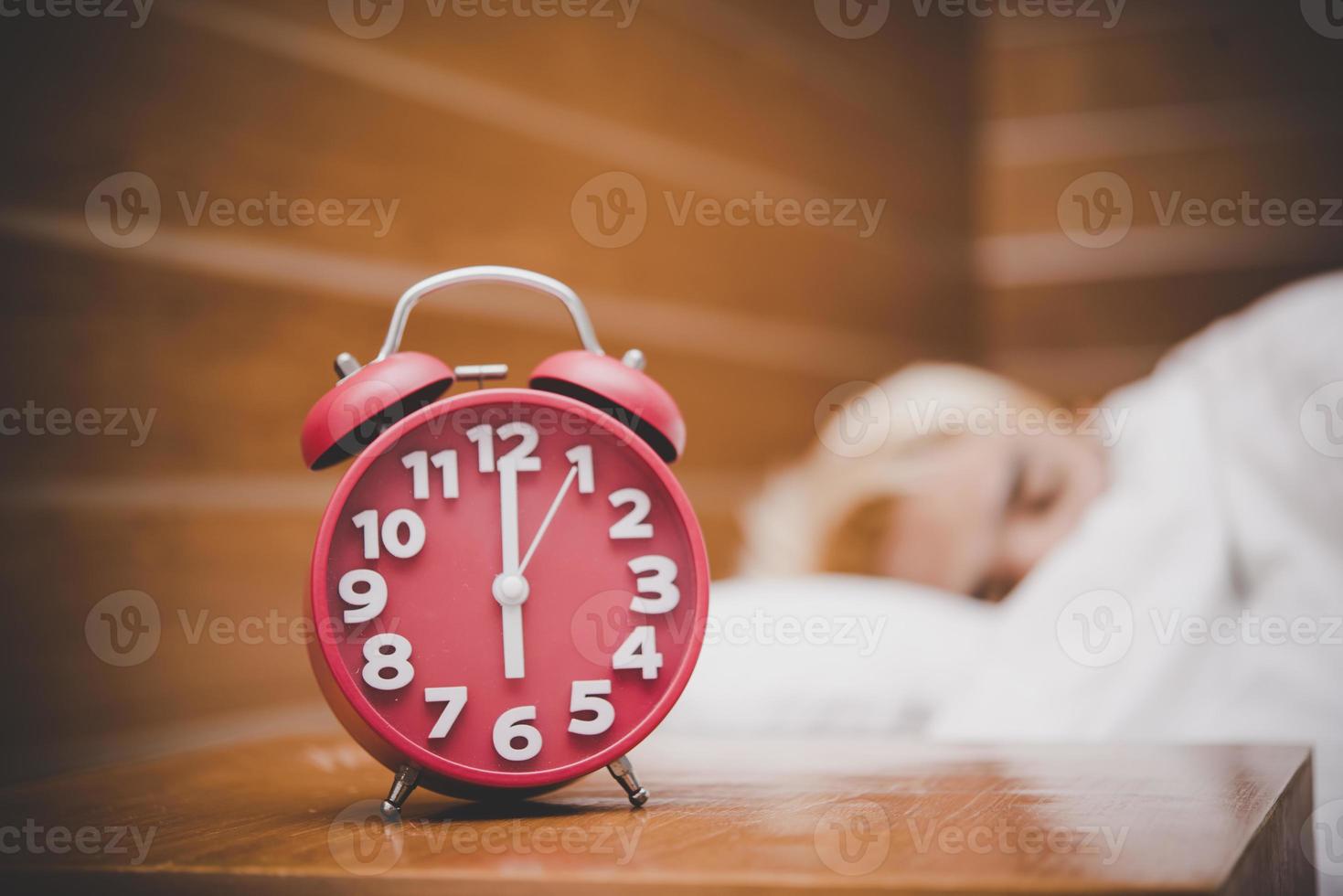 réveil rouge le matin, réveil l'heure d'aller au travail photo