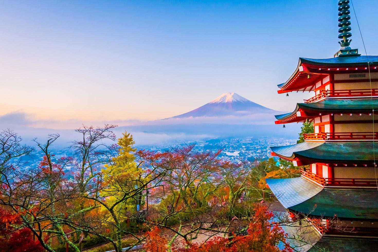 mt. fuji avec pagode chureito au japon photo