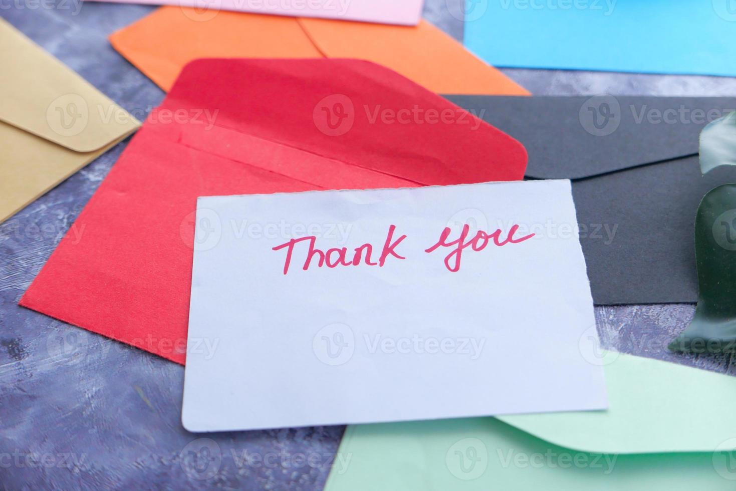 message de remerciement et enveloppes colorées photo