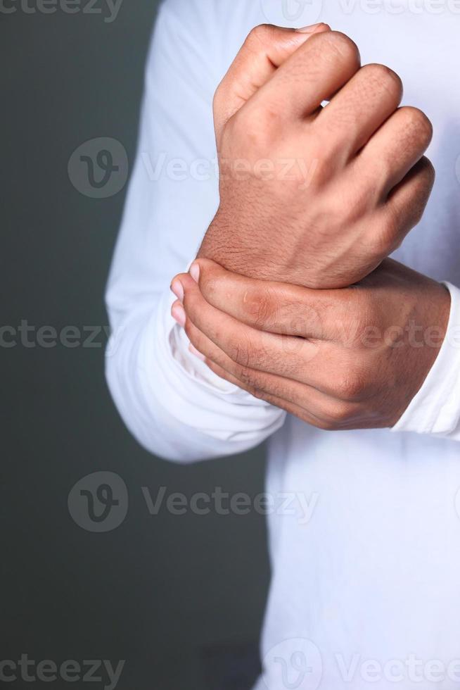 jeune homme avec douleur au poignet photo