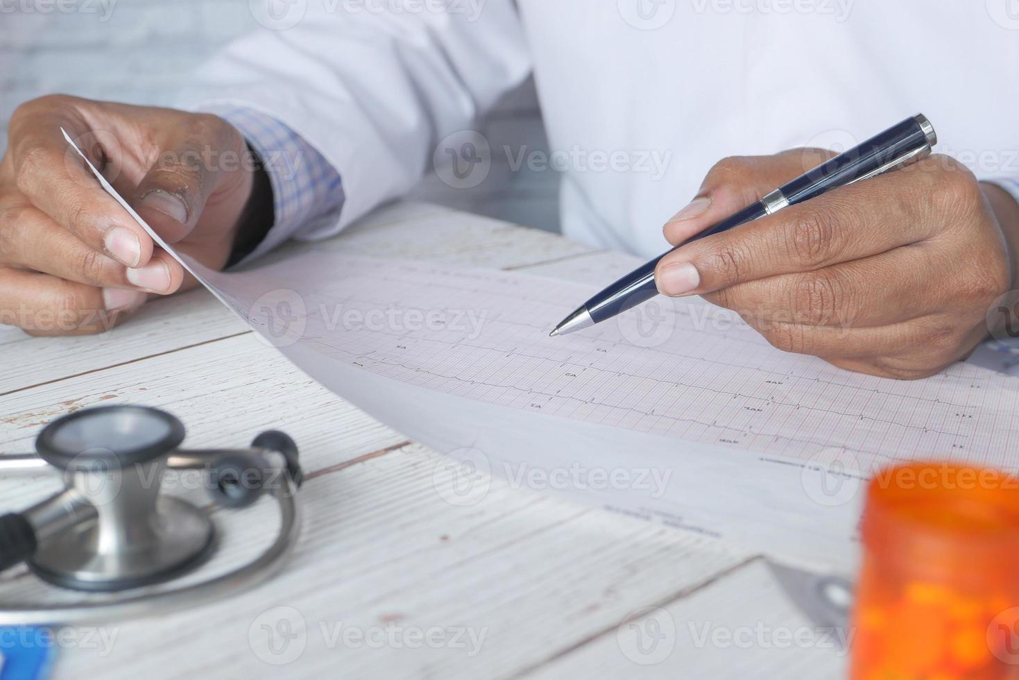 main du médecin analysant le diagramme cardio photo