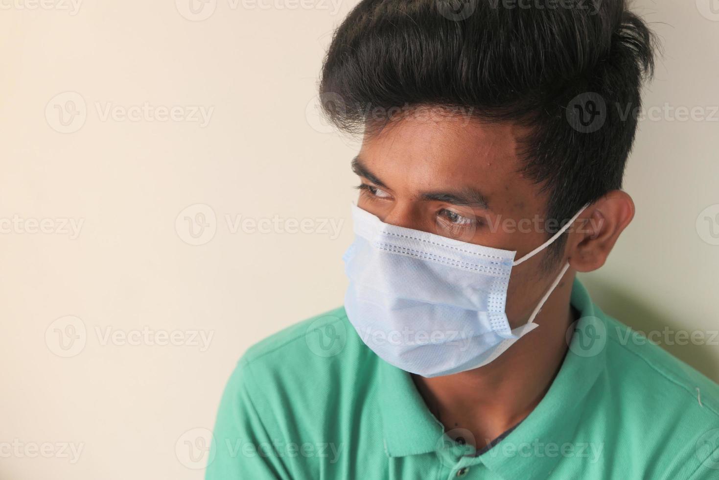 un jeune homme avec un masque de protection photo