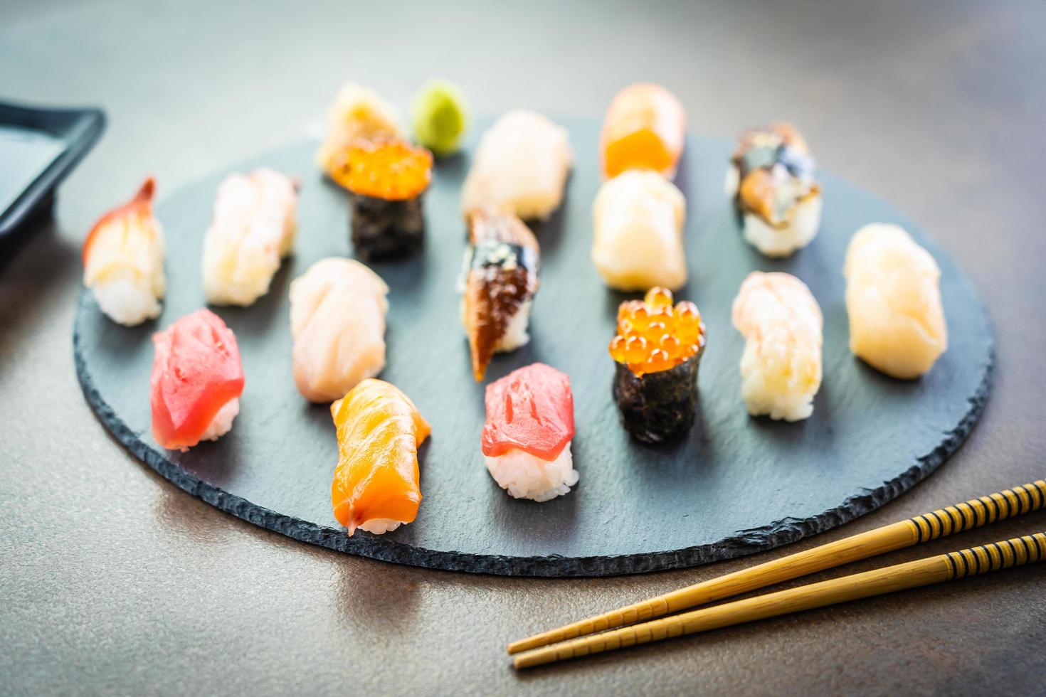 nigiri sushi avec saumon, thon, crevettes, crevettes, anguilles, coquillages et autres sashimi photo