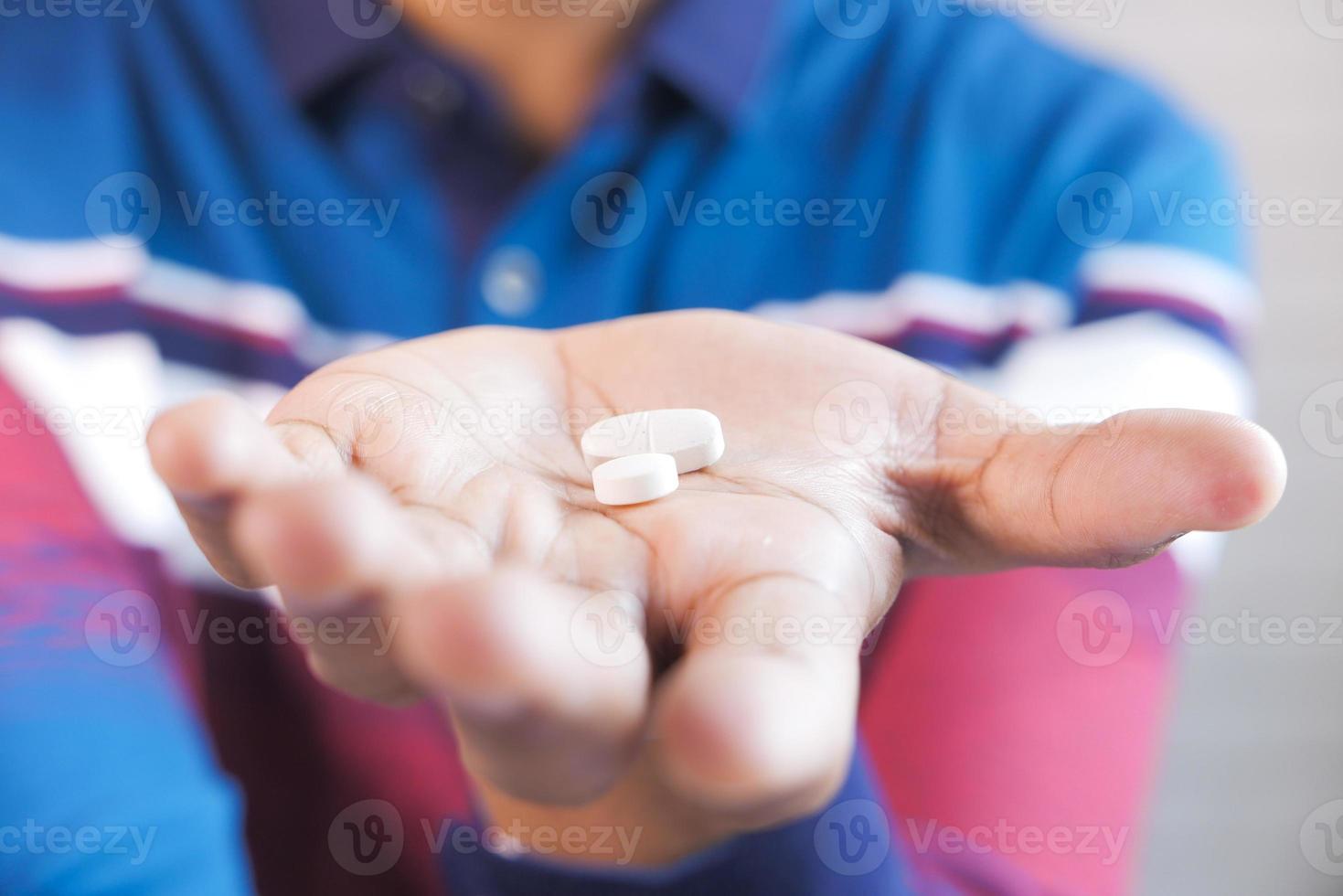 main de l'homme tenant des pilules photo