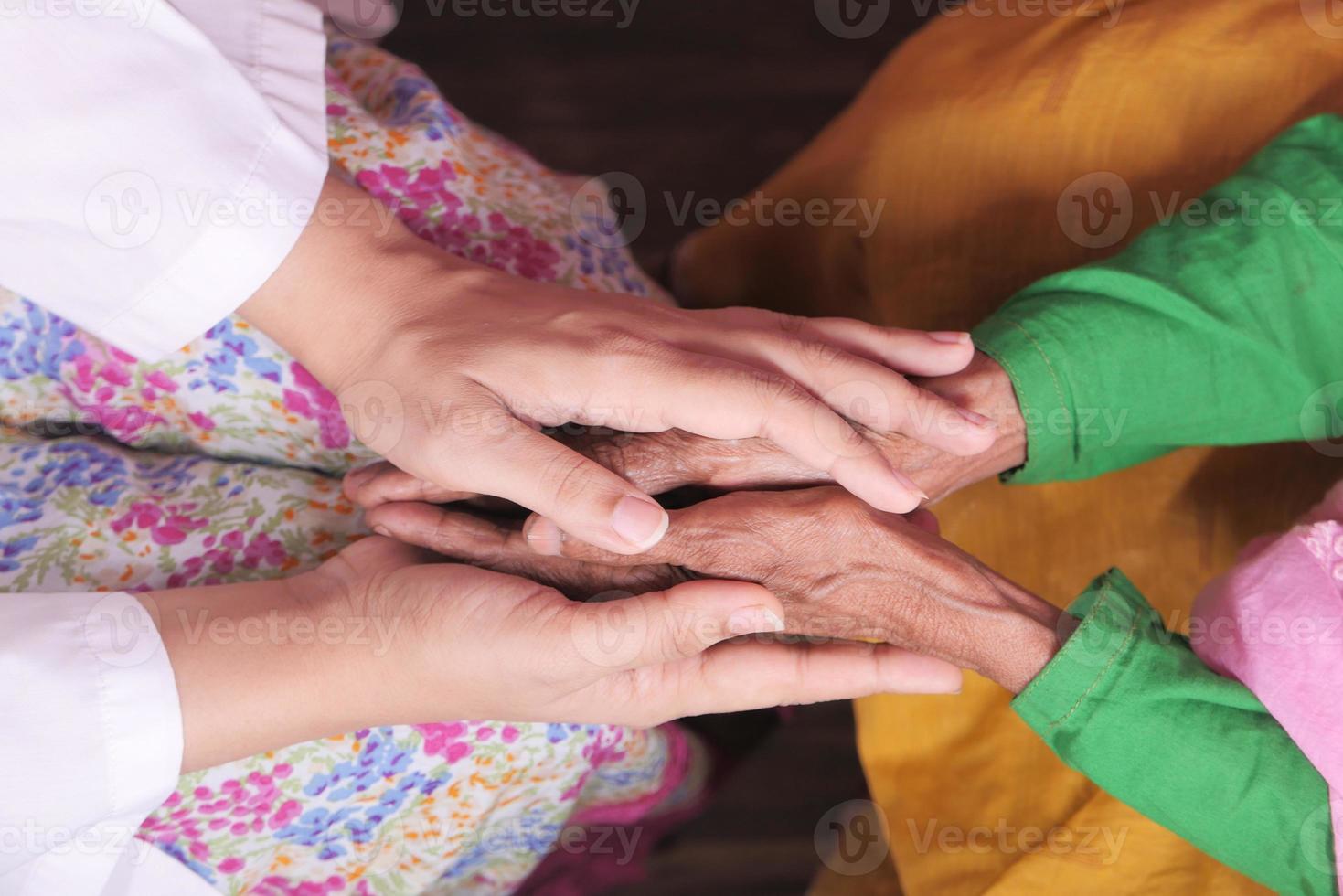 mains du médecin tenant la main des femmes âgées photo
