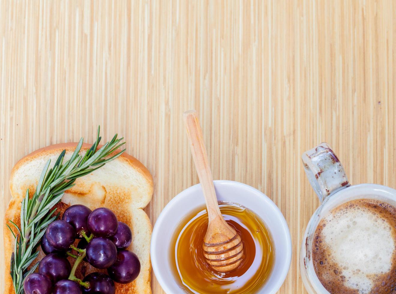 petit-déjeuner sain avec pain grillé et café photo