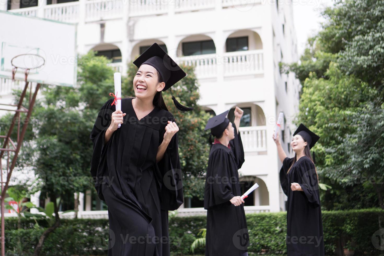 Portrait de divers étudiants diplômés internationaux célébrant leur réussite photo