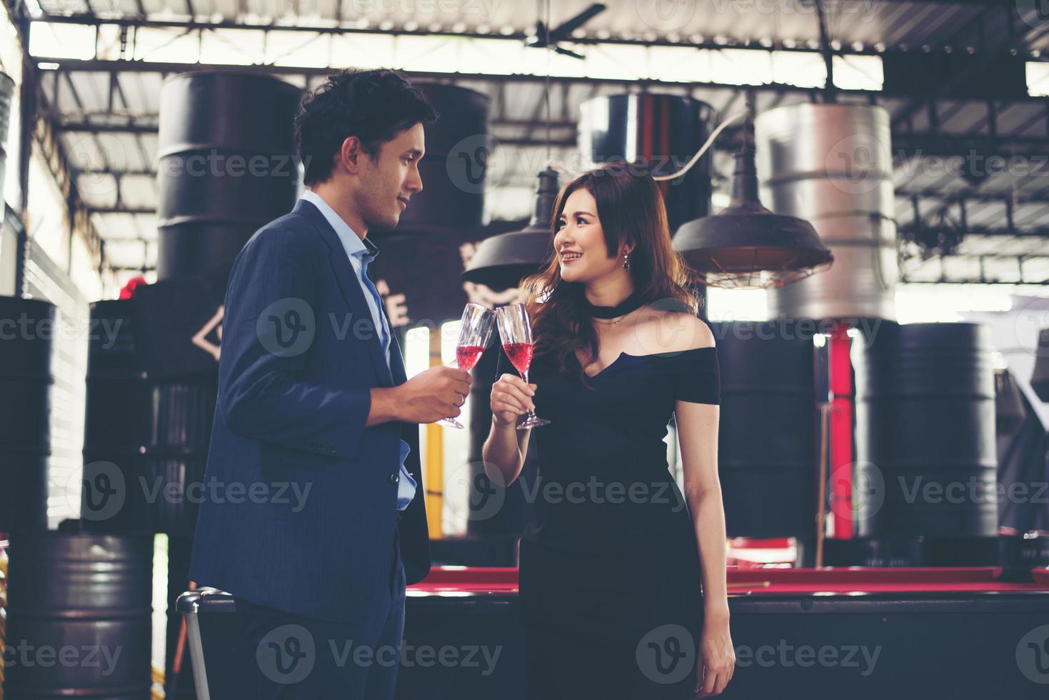 jeune couple d'affaires avec des verres de champagne photo