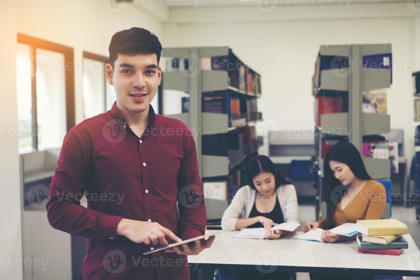 jeunes étudiants utilisant un tablet pc à la bibliothèque photo