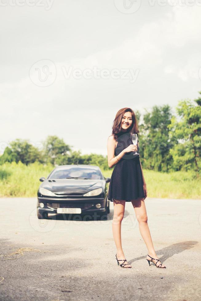 jeune femme, amusant, à, voiture décapotable photo