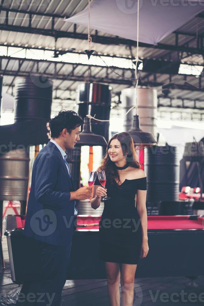 jeune couple d'affaires avec des verres de champagne photo