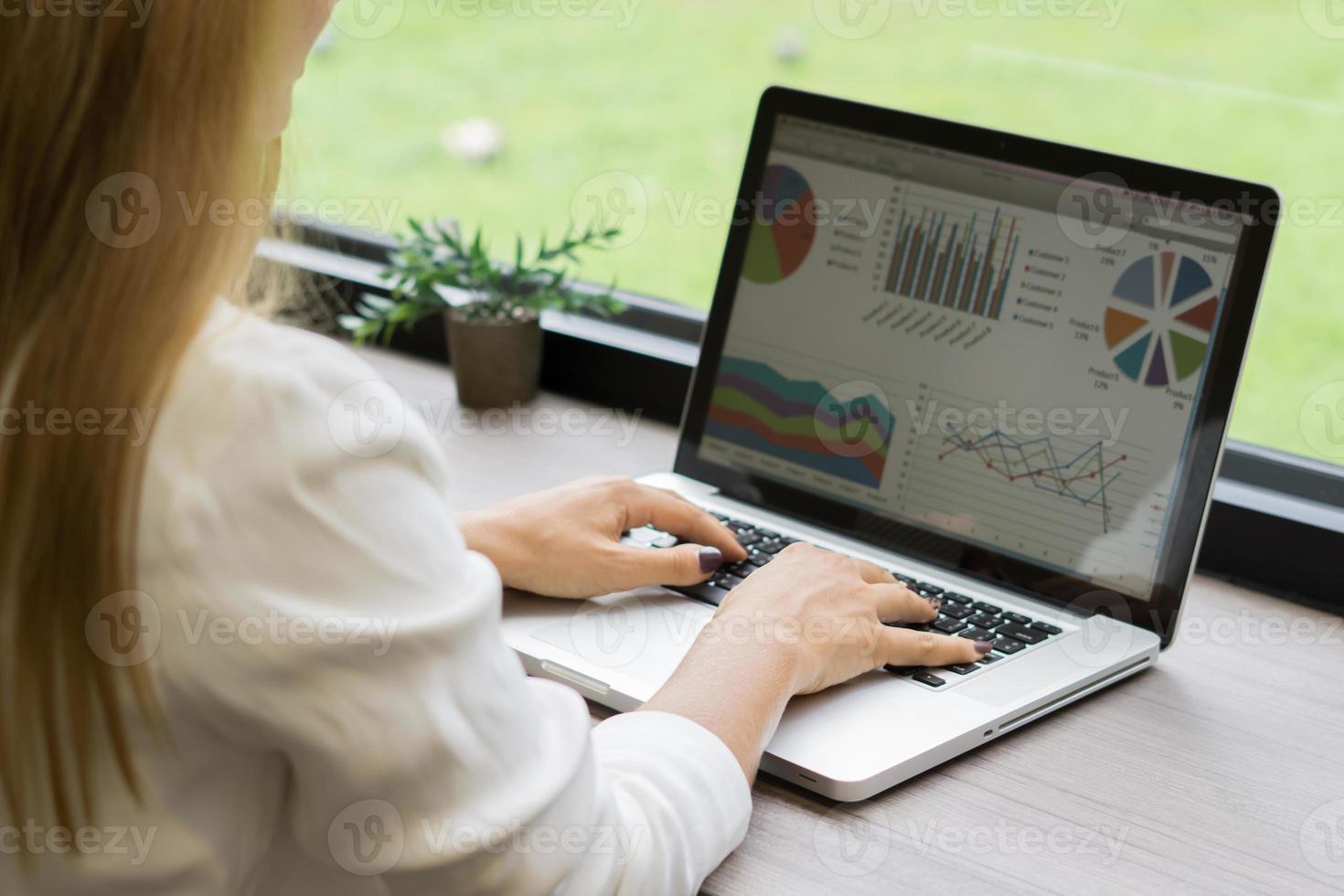 jeune femme d'affaires travaillant sur ordinateur portable au bureau photo