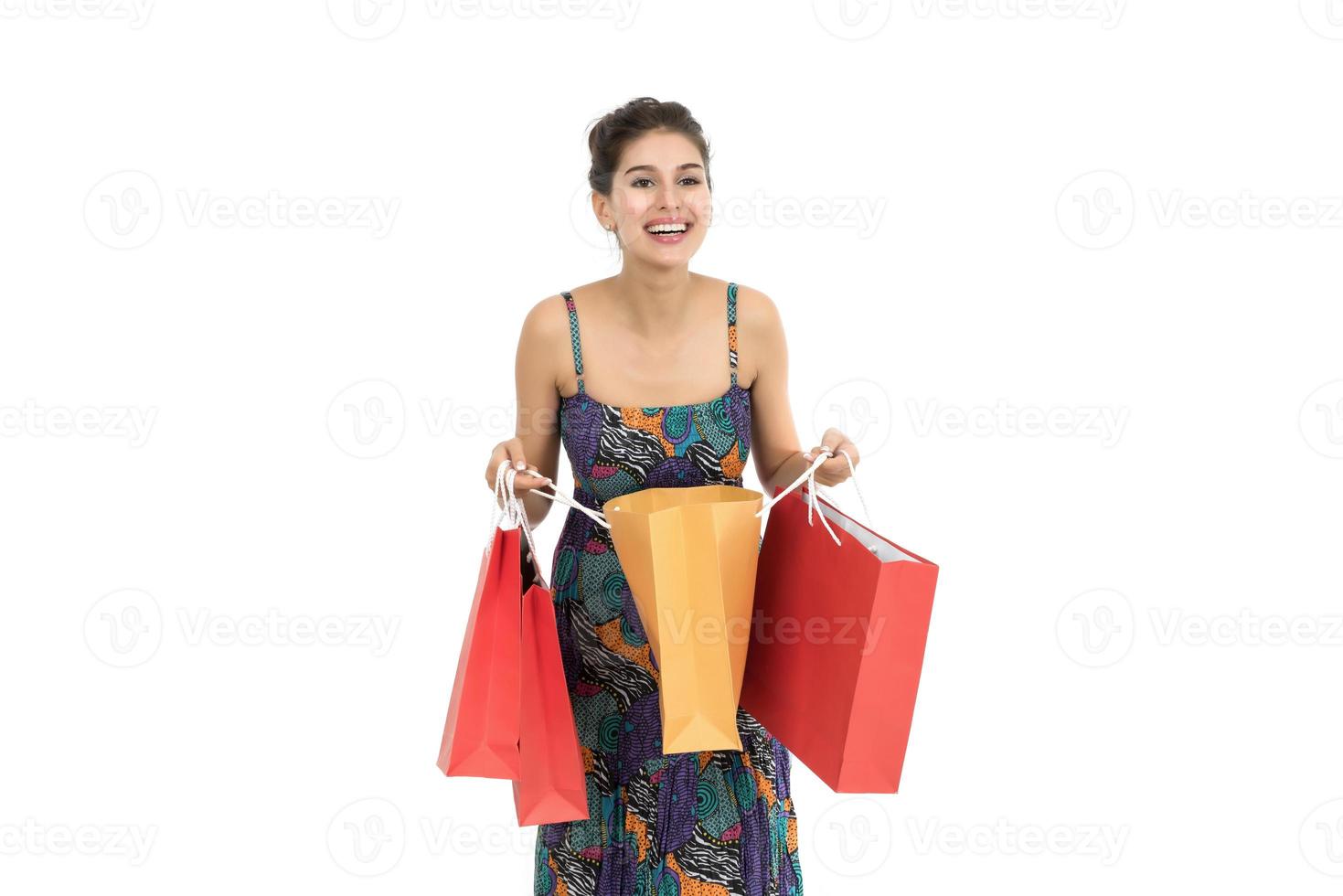 Belle jeune femme tenant des sacs à provisions sur fond blanc photo