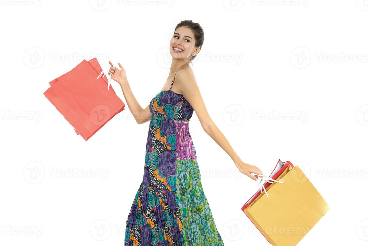 Belle jeune femme tenant des sacs à provisions sur fond blanc photo
