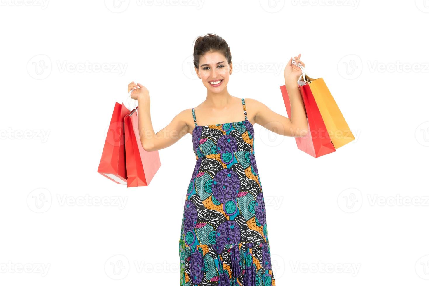 Belle jeune femme tenant des sacs à provisions sur fond blanc photo