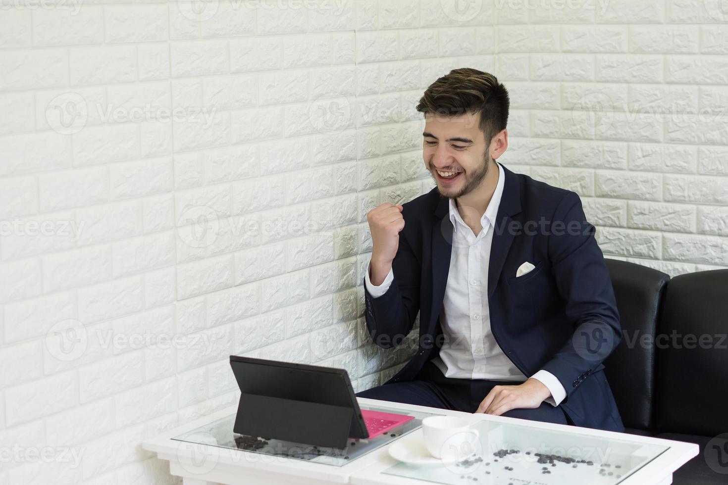 succès jeune homme d'affaires travaillant sur ordinateur portable au bureau photo