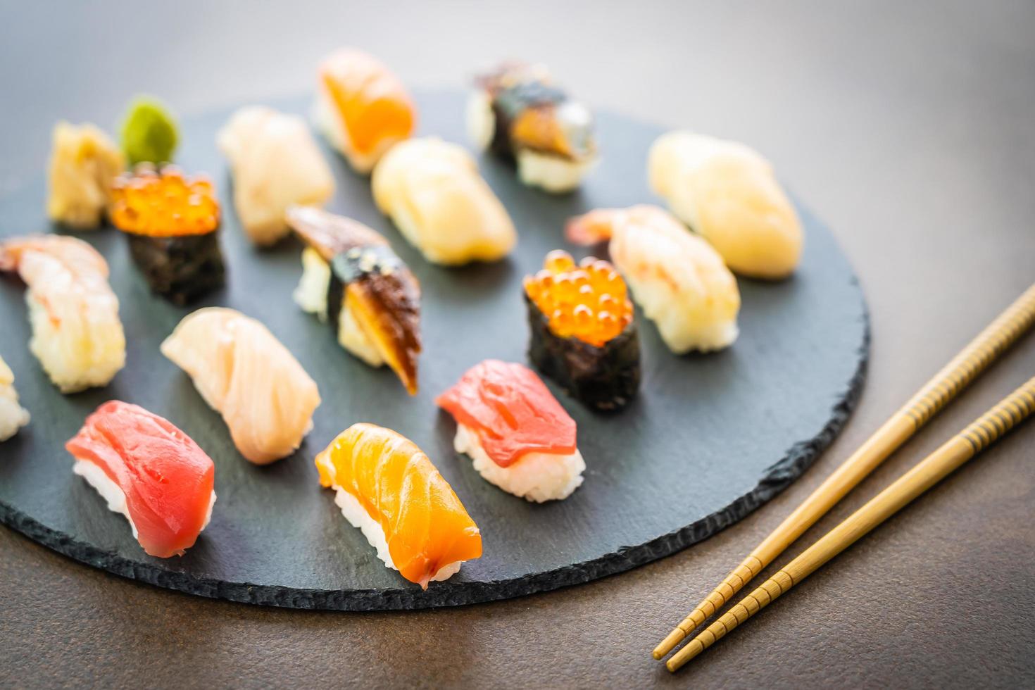 nigiri sushi avec saumon, thon, crevettes, crevettes, anguilles, coquillages et autres sashimi photo