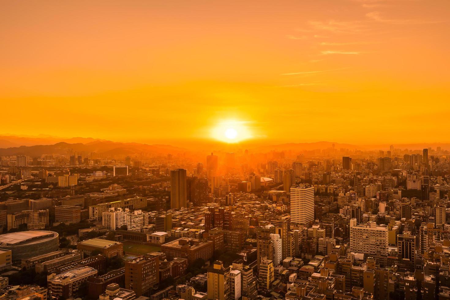 Paysage urbain de taipei, taiwan, au coucher du soleil photo