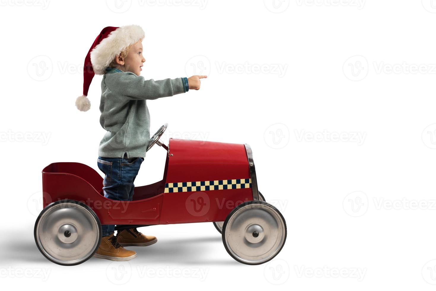 enfant cette jouer avec le sien voiture attend pour Père Noël claus photo