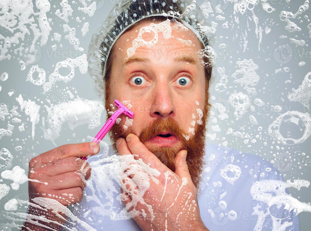 homme régler le barbe avec une le rasoir lame photo