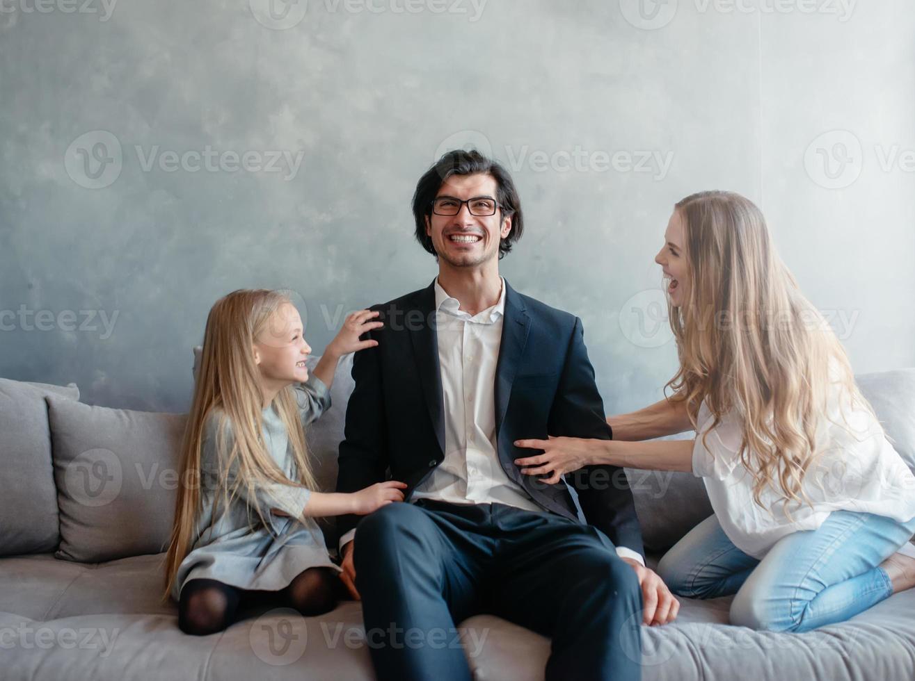 content peu fille jouer avec sa mère et père photo