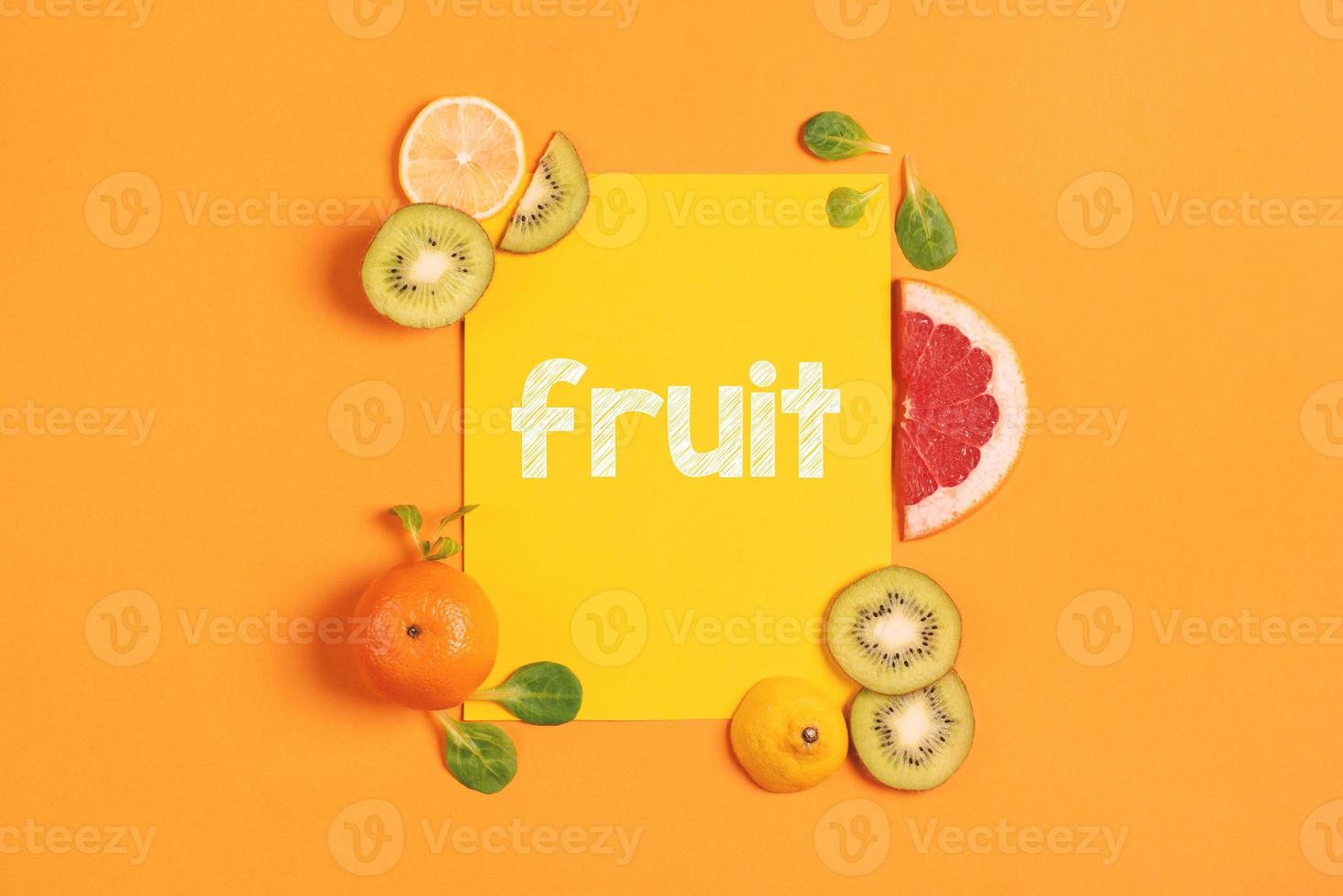 composition de agrumes fruit, orange, citron et kiwi sur Jaune Contexte photo