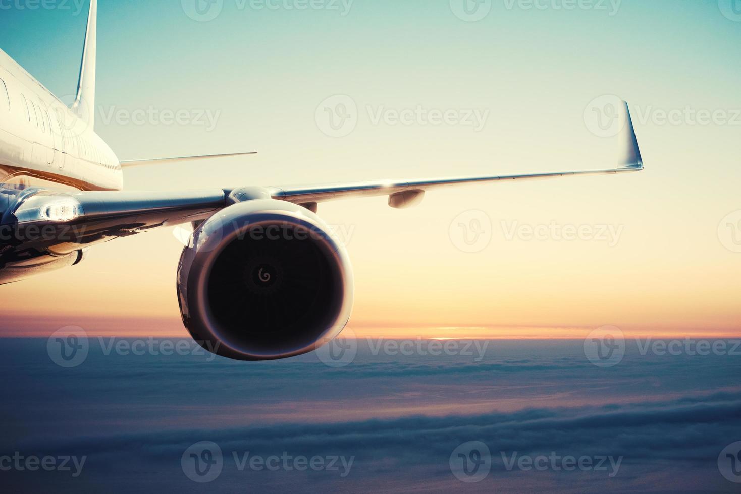 avion vol plus de le des nuages pendant lever du soleil photo