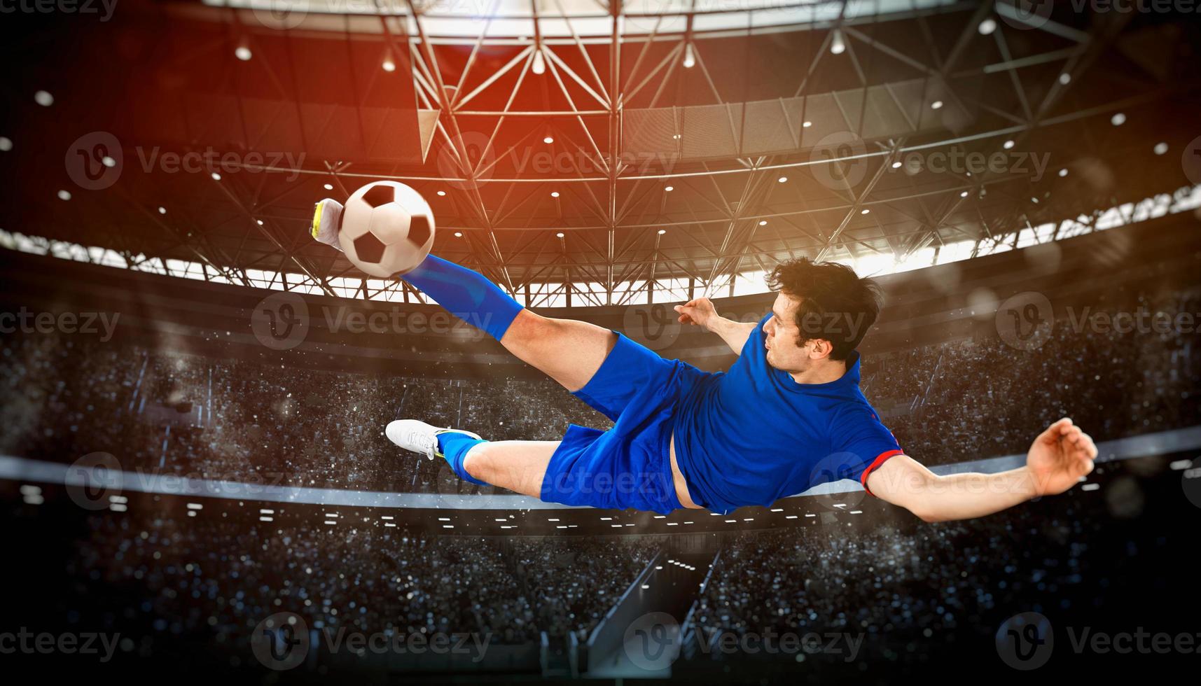 Football scène à nuit rencontre avec joueur coups de pied le Balle avec Puissance photo