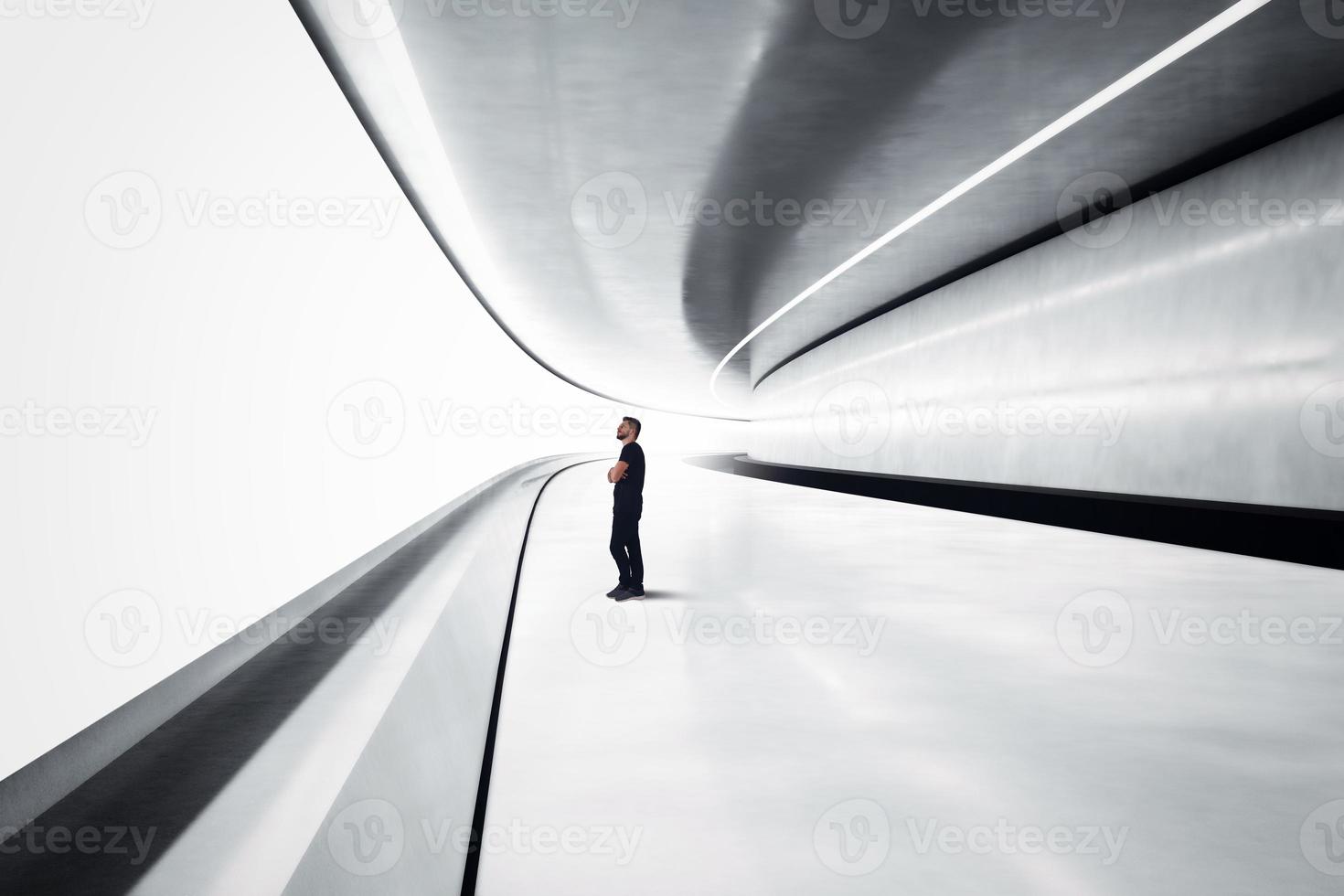 homme dans une futuriste tunnel photo