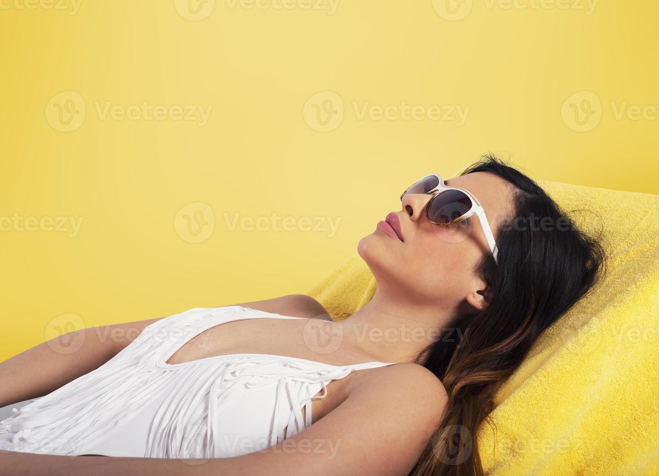 magnifique fille séance sur une plate-forme chaise photo