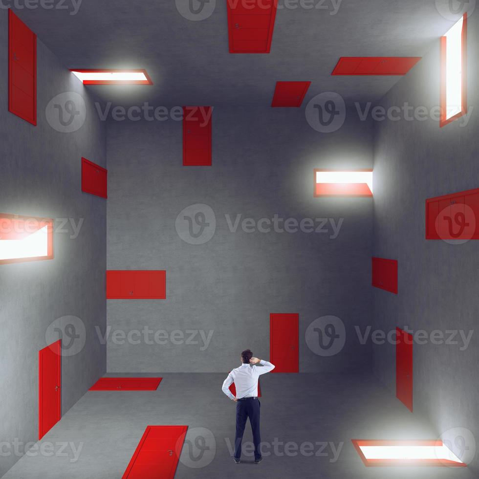 homme d'affaire dans une pièce plein de des portes. concept de bureaucratie et stress photo