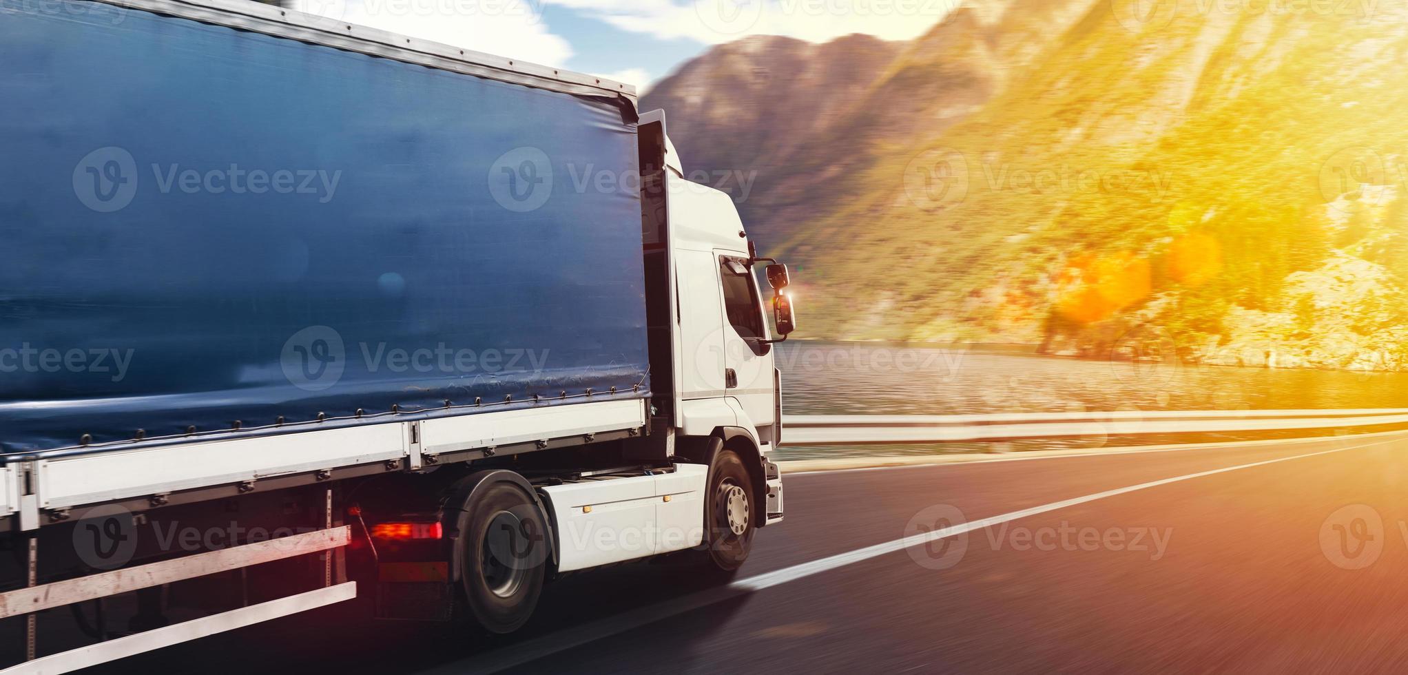 un camion courir vite sur le Autoroute à livrer photo