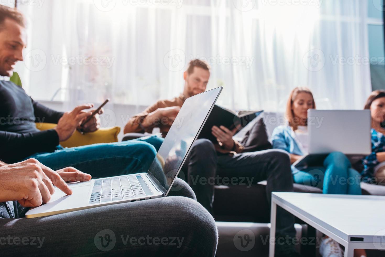 équipe de gens travail ensemble dans bureau. concept de travail en équipe et Partenariat photo