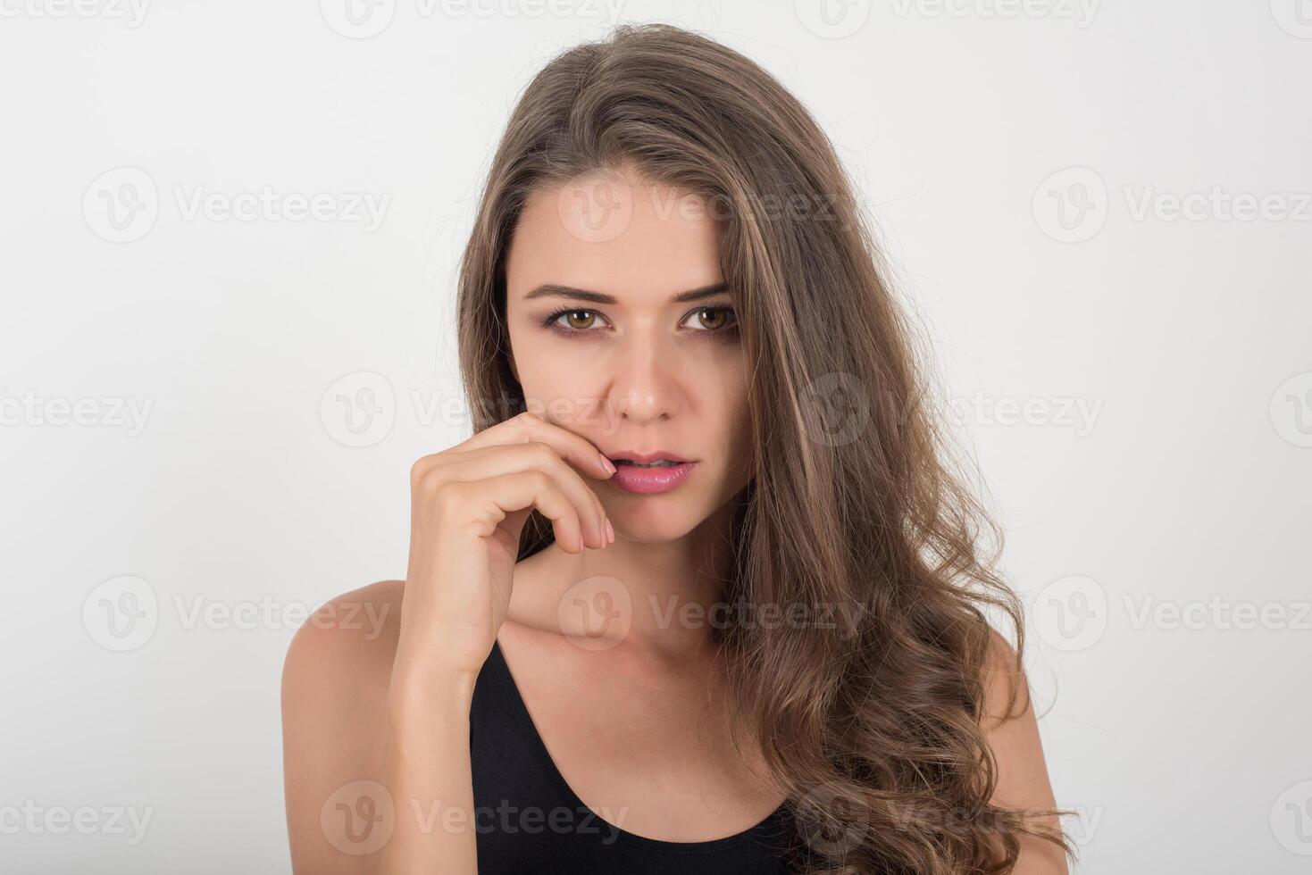 belle femme avec un corps sain sur fond blanc photo