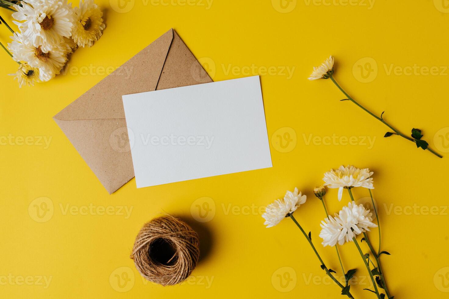 blanc papier avec décoratif fleurs sur Jaune Contexte photo