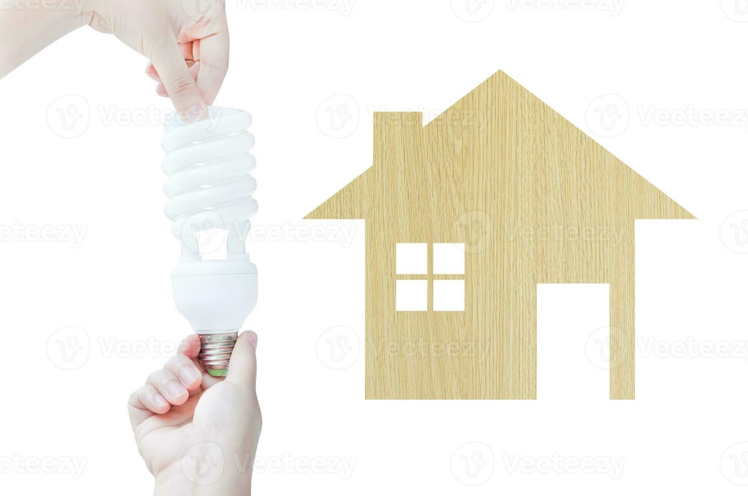 énergie économie concept, femme main en portant lumière ampoule sur en bois maison icône sur blanc arrière-plan, idées lumière ampoule dans le main photo