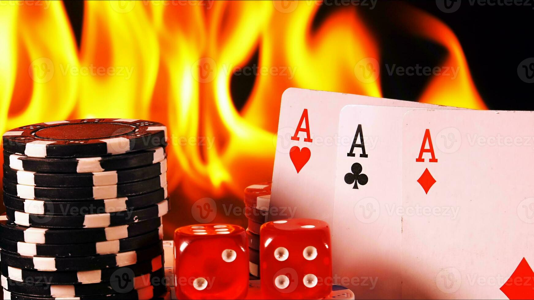 jeux d'argent poker cartes argent frites et rouge dés sur Feu photo