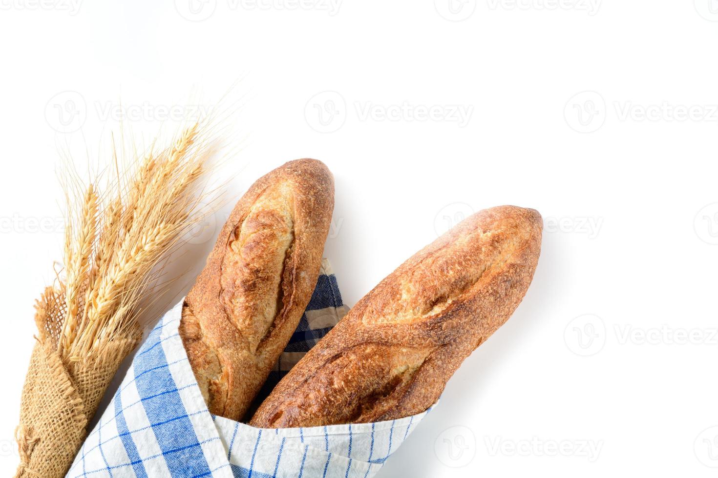 Accueil fabriqué baguette pain avec orge riz isolé sur blanc arrière-plan, photo