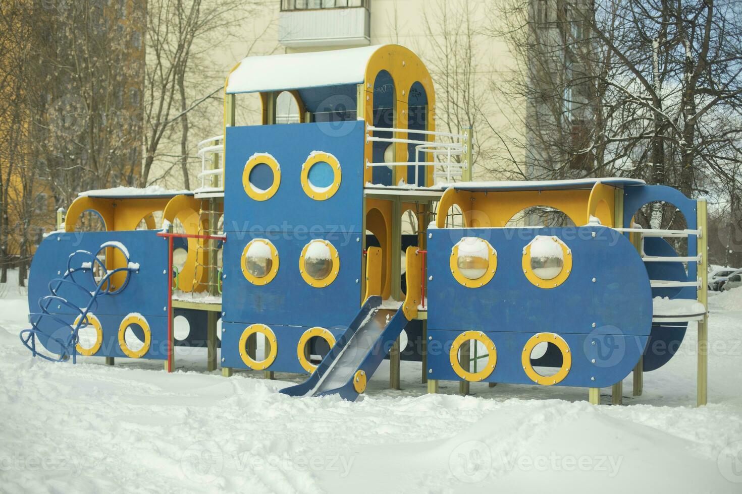 terrain de jeux dans hiver sans pour autant les enfants. jouer zone dans Cour dans neige. bleu bleu coloration conception pour bébé jouer. photo