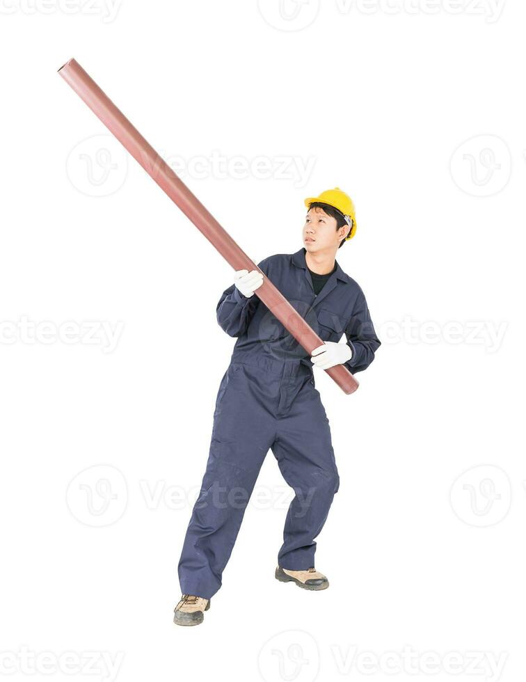 jeune plombier tenant un tuyau en pvc photo