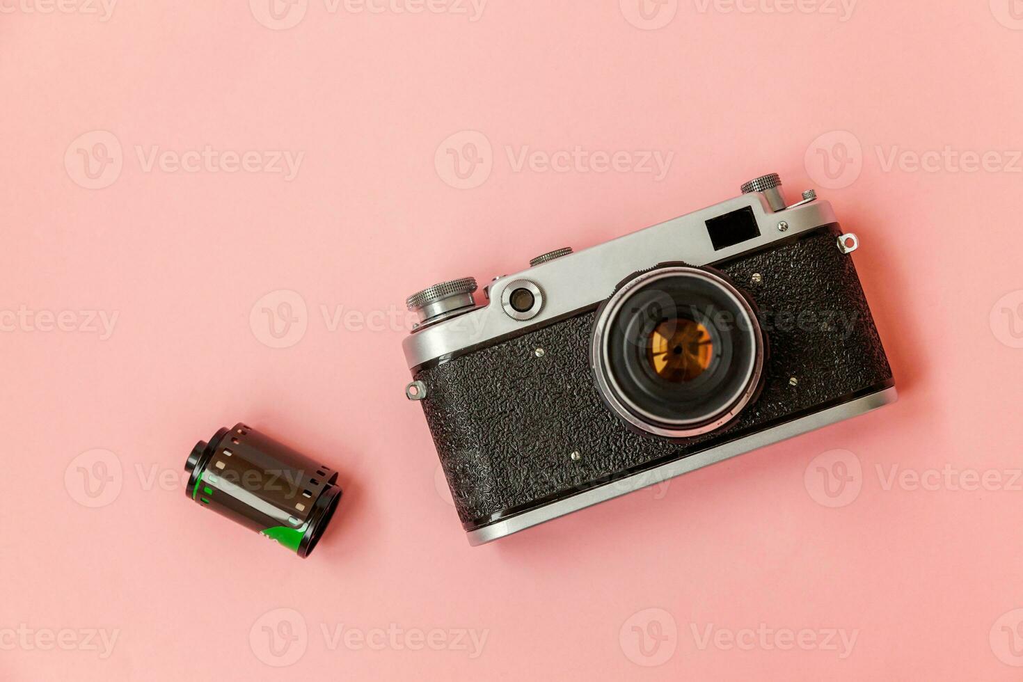 ancien film photo caméra lentille et film rouleau sur rose pastel branché Contexte