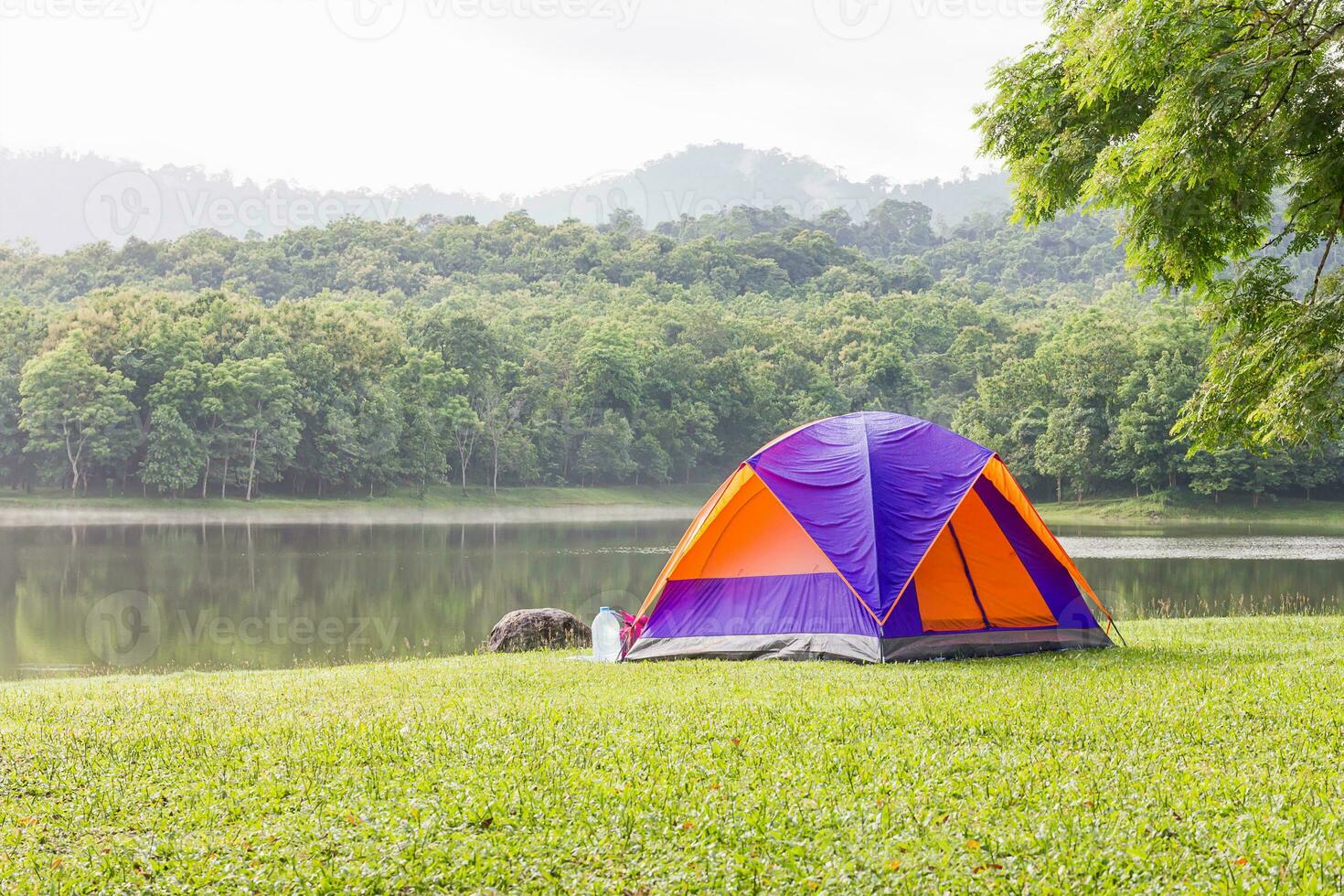 tentes dômes camping au bord du lac photo