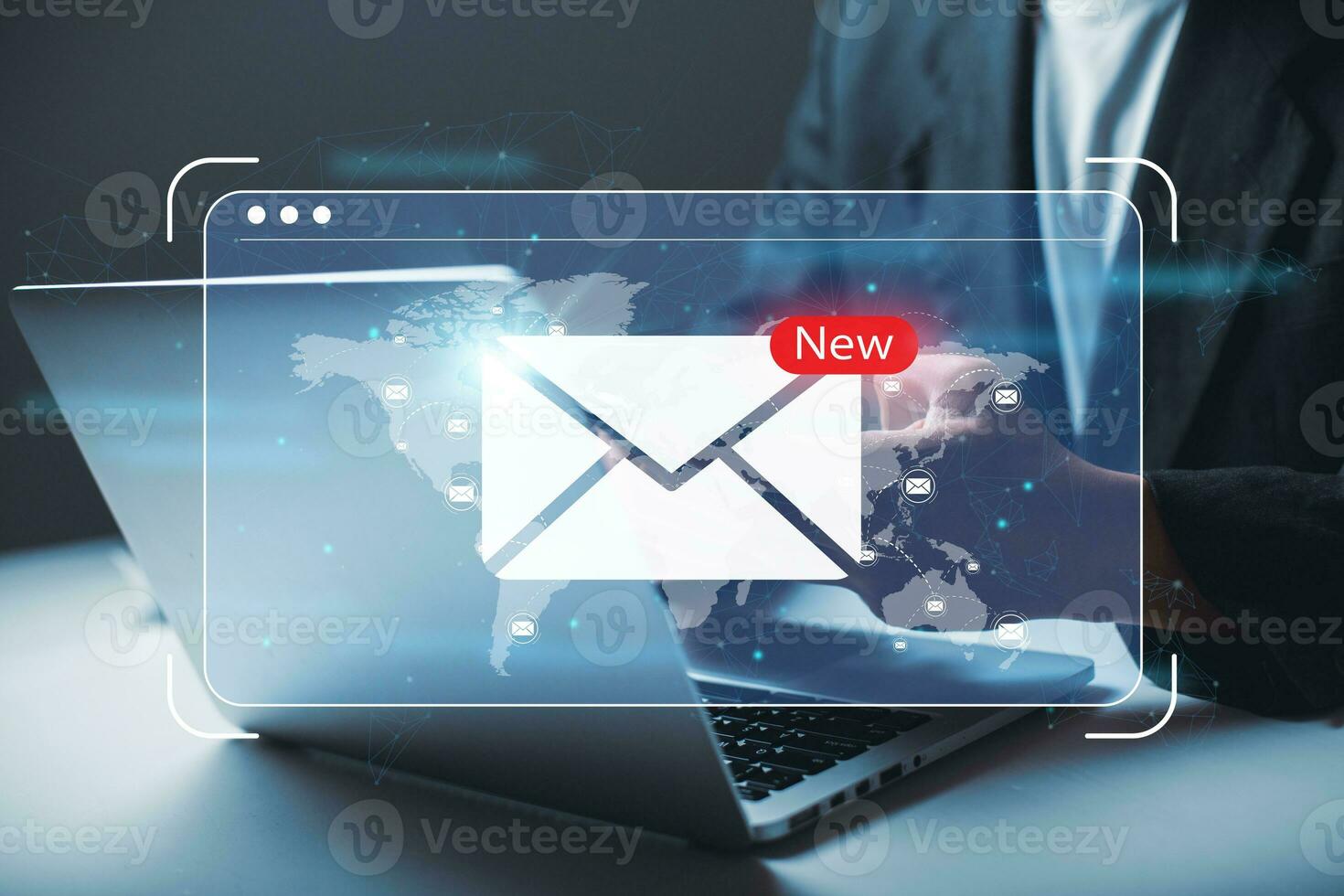 email alerte sur ordinateur portable, homme d'affaire Envoi en cours courriels ou numérique bulletins d'information de Accueil à la communication lien message dans global lieu de travail. photo