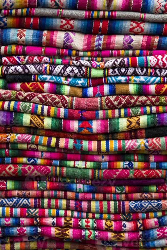 Tissus péruviens traditionnels colorés sur le marché photo