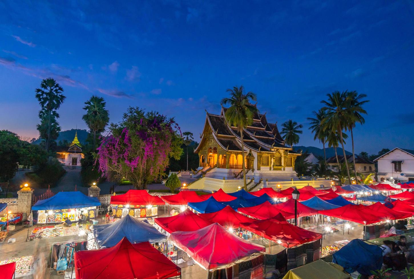 le marché nocturne des souvenirs devant le musée national de luang prabang, laos. photo