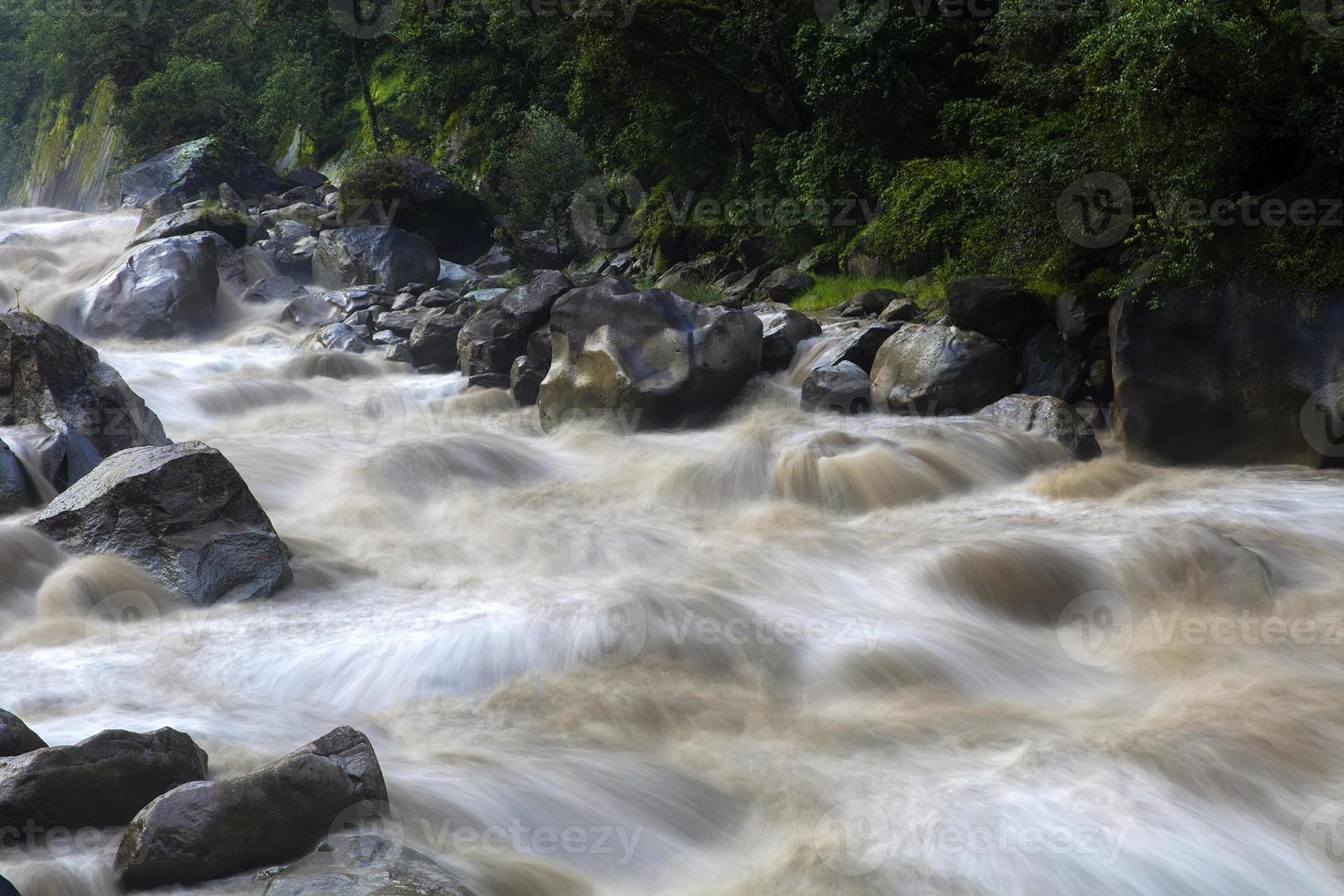 rivière urubamba au pérou photo