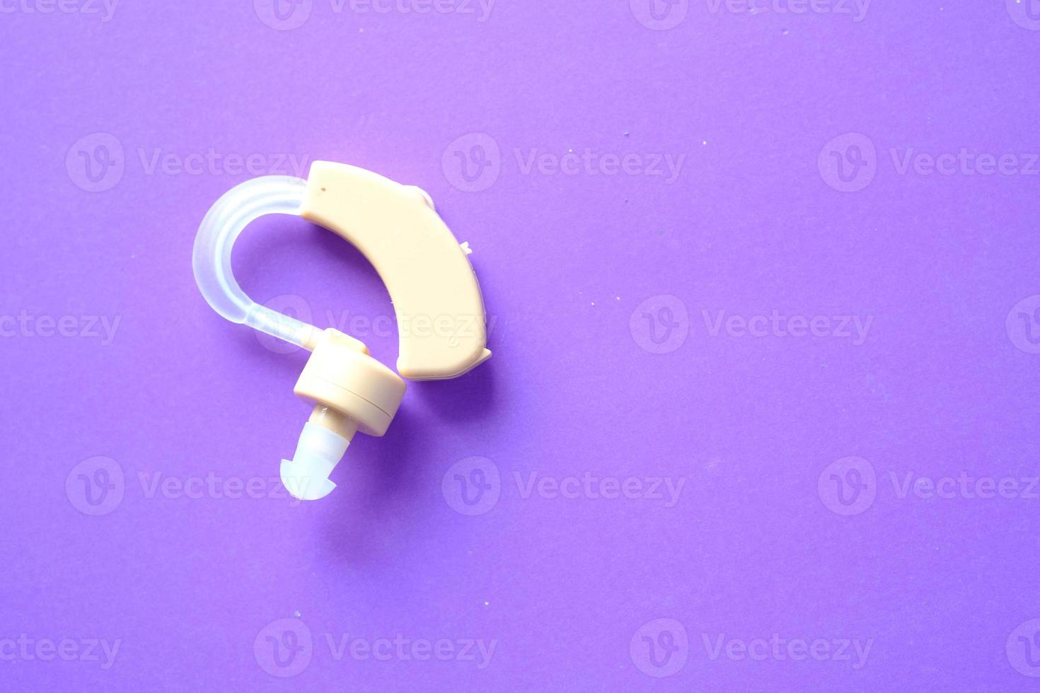 équipement de prothèse auditive sur fond violet photo