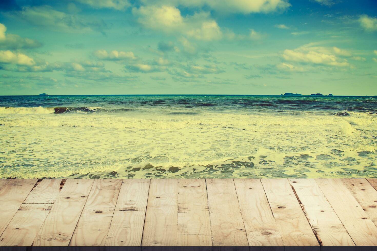 vide bois table pour produit afficher et montage sur plage avec ancien tonique. photo